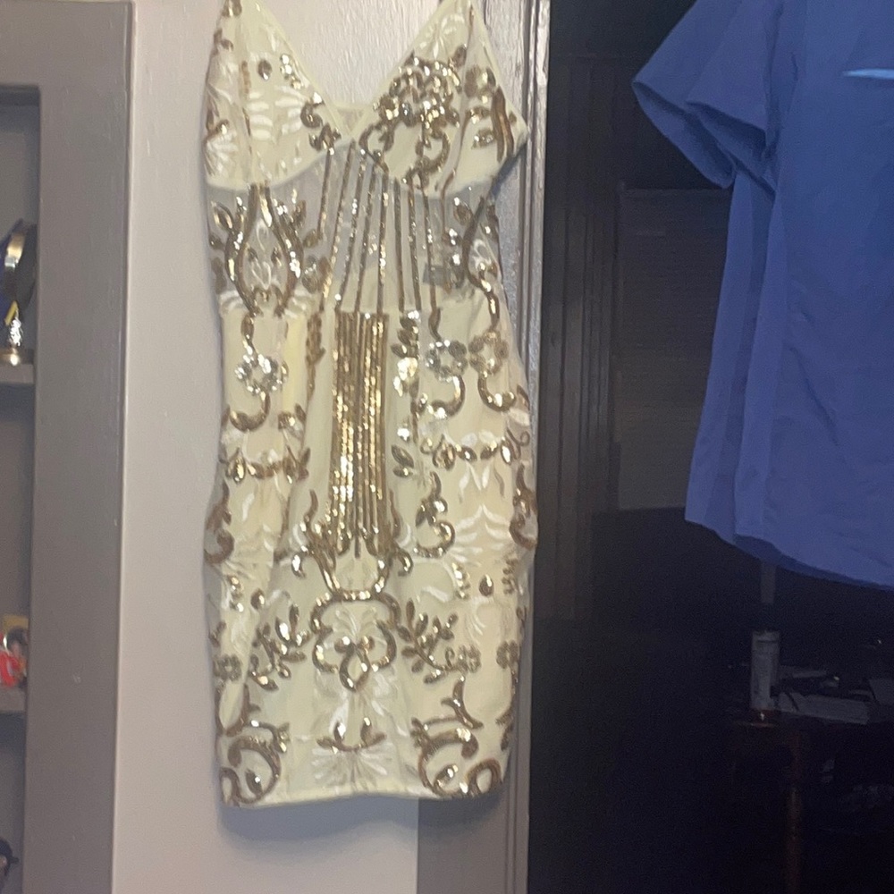 It’s Gold , white, very comfortable an fit’s amazing
